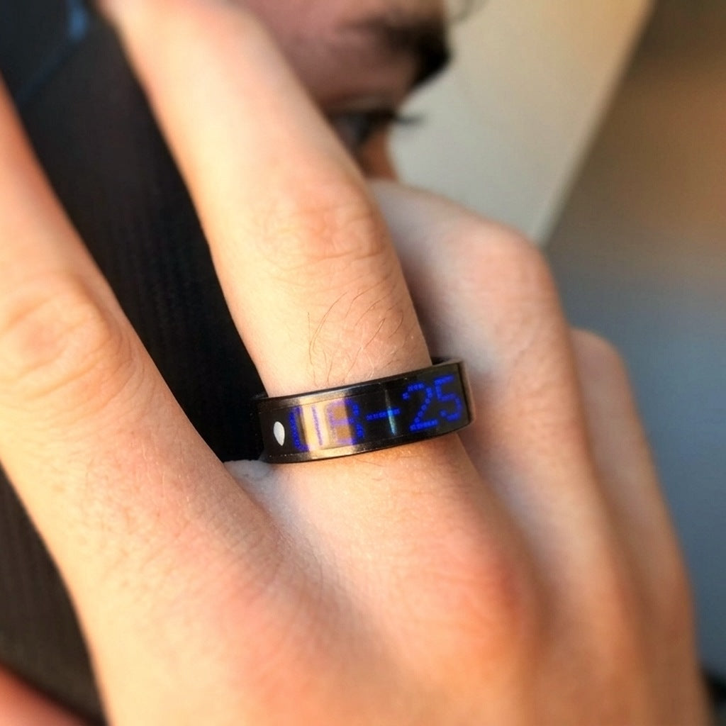 Écran de la bague connectée allumé en gros plan, affichant la date