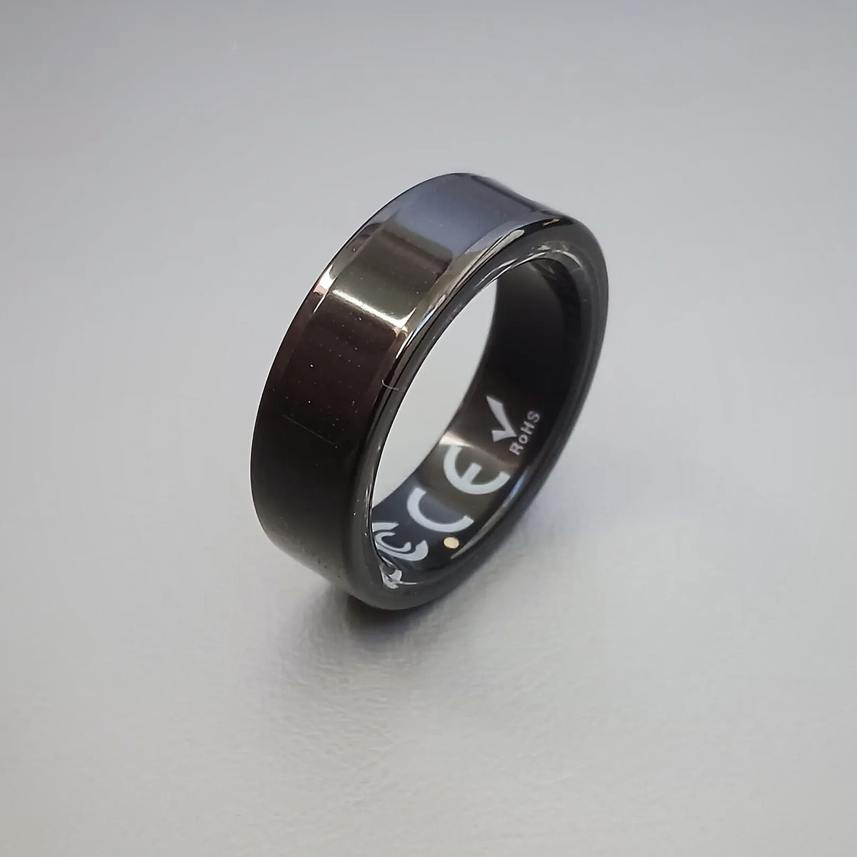Bague connectée noire à finition brillante, vue de trois-quarts